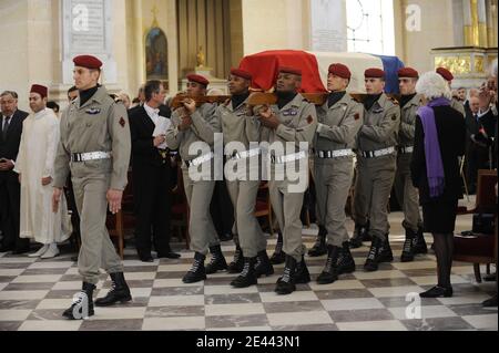 Maurice Druons Witwe Madeleine Druon als der Sarg von Maurice Druon während der Trauerfeier von Maurice Druon in der Kirche Saint-Louis des Invalides in Paris, Frankreich, am 20. April 2009 eintrifft. Frankreich würdigte den ständigen Sekretär der Französischen Akademie, den ehemaligen Minister und Schriftsteller Maurice Druon, der im Alter von 90 Jahren gestorben ist. Foto von Mehdi Taamallah/ABACAPRESS.COM Stockfoto