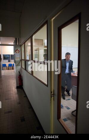 Marcus Kerriou, Co-Manager von Molex Automotive in seinem Büro im Molex Automotive SARL-Bereich in Villemur-sur-Tarn, Südwestfrankreich, am 20. April 2009, als streikende Mitarbeiter zwei Führungskräfte halten, nachdem sie das Unternehmen beschuldigt haben, die Produktion an andere Standorte "zu vertonen". Marcus Kerriou, der Co-Manager von Molex Automotive, und Coline Colboc, Leiter der Personalabteilung, werden im Werk des Unternehmens inhaftiert. Molex Automotive Ltd., eine Tochtergesellschaft von Molex U.S. mit weltweit 30,000 Mitarbeitern, gab Ende Oktober ihre Entscheidung bekannt, im Juni 2009 die Produktion von Automobilsteckverbindern einzustellen Stockfoto