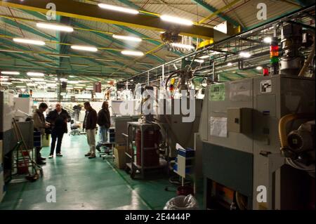 Atmosphäre im Molex Automotive SARL-Bereich in Villemur-sur-Tarn, Südwestfrankreich, am 20. April 2009, als streikende Mitarbeiter zwei Führungskräfte halten, nachdem sie das Unternehmen beschuldigt haben, die Produktion an andere Standorte "zu vermarschen". Marcus Kerriou, der Co-Manager von Molex Automotive, und Coline Colboc, Leiter der Personalabteilung, werden im Werk des Unternehmens inhaftiert. Molex Automotive Ltd., eine Tochtergesellschaft von Molex USA, beschäftigt 30,000 Mitarbeiter weltweit, kündigte Ende Oktober ihre Entscheidung, im Juni 2009 ihre Produktion von Kfz-Steckverbinder zu schließen, mit dem Argument, dass "die Erhöhung des Preises für ra Stockfoto