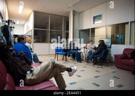 Atmosphäre im Molex Automotive SARL-Bereich in Villemur-sur-Tarn, Südwestfrankreich, am 20. April 2009, als streikende Mitarbeiter zwei Führungskräfte halten, nachdem sie das Unternehmen beschuldigt haben, die Produktion an andere Standorte "zu vermarschen". Marcus Kerriou, der Co-Manager von Molex Automotive, und Coline Colboc, Leiter der Personalabteilung, werden im Werk des Unternehmens inhaftiert. Molex Automotive Ltd., eine Tochtergesellschaft von Molex USA, beschäftigt 30,000 Mitarbeiter weltweit, kündigte Ende Oktober ihre Entscheidung, im Juni 2009 ihre Produktion von Kfz-Steckverbinder zu schließen, mit dem Argument, dass "die Erhöhung des Preises für ra Stockfoto