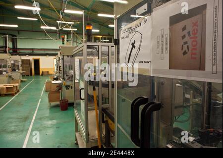 Atmosphäre im Molex Automotive SARL-Bereich in Villemur-sur-Tarn, Südwestfrankreich, am 20. April 2009, als streikende Mitarbeiter zwei Führungskräfte halten, nachdem sie das Unternehmen beschuldigt haben, die Produktion an andere Standorte "zu vermarschen". Marcus Kerriou, der Co-Manager von Molex Automotive, und Coline Colboc, Leiter der Personalabteilung, werden im Werk des Unternehmens inhaftiert. Molex Automotive Ltd., eine Tochtergesellschaft von Molex USA, beschäftigt 30,000 Mitarbeiter weltweit, kündigte Ende Oktober ihre Entscheidung, im Juni 2009 ihre Produktion von Kfz-Steckverbinder zu schließen, mit dem Argument, dass "die Erhöhung des Preises für ra Stockfoto