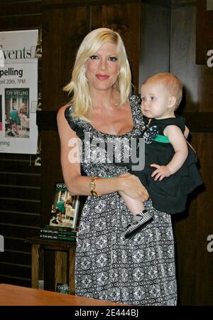 Tori Spelling mit Tochter Stella Doreen McDermott während der Buchunterzeichnung von 'Mommywood' bei Barnes & Noble Booksellers im The Grove in Los Angeles, Kalifornien, USA am 20. April 2009. Foto von Baxter/ABACAPRESS.COM Stockfoto