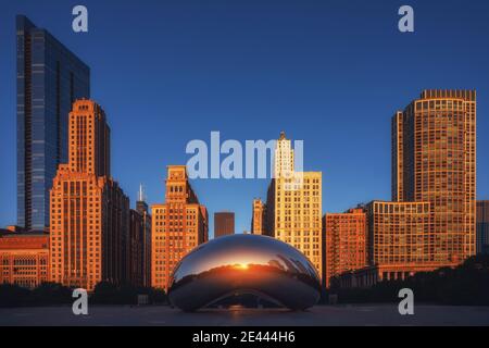 NEW YORK, EEUU - 21. September 2018 - Chicago Stadtbild mit Blick auf berühmte Stahl Cloud Gate oder Bean Skulptur mit reflektierender Oberfläche in Millennium P Stockfoto