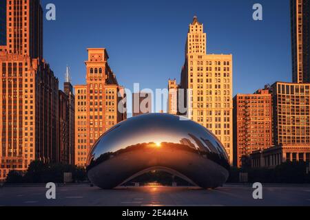 NEW YORK, EEUU - 21. September 2018 - Chicago Stadtbild mit Blick auf berühmte Stahl Cloud Gate oder Bean Skulptur mit reflektierender Oberfläche in Millennium P Stockfoto