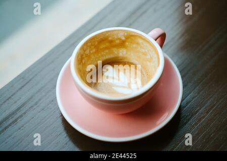 Nahaufnahme einer Tasse Kaffee mit Milch aus der Sicht Oben Stockfoto