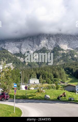 Grainau, Deutschland - 5. Aug 2020: Starker Nebel auf der Zugspitze im Sommer Stockfoto