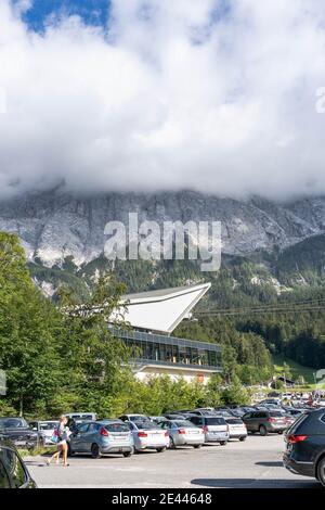 Grainau, Deutschland - 5. Aug 2020: Starker Nebel auf der Zugspitze im Sommer Stockfoto