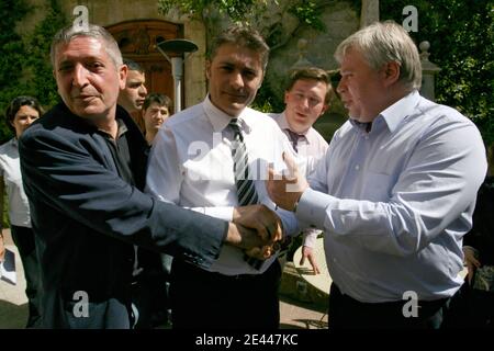 Jean-Michel Andre schüttelt am 24. April 2009 nach einem Treffen zur Beilegung des Sorgerechts seines dreijährigen Mädchens Elise die Hände seines Anwalts Victor Gioia und des russischen Vermittlers Anatoli Koutcherena in Avignon, Südfrankreich. Das Mädchen, dessen Eltern beide der Entführung beschuldigt wurden, wurde am 20. März in der südfranzösischen Stadt Arles von zwei Männern und einer Frau beschlagnahmt und löste eine internationale Durchsuchung aus. Jean-Michel Andre, der während der Entführung verprügelt wurde, flog nach Ungarn, um seine Tochter abzuholen, nachdem die Mutter Irina Belenkaya verhaftet wurde und versuchte, sie zu übernehmen Stockfoto