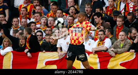 Lens' Kevin Monet-Paquet während des Fußballmatches der französischen 2. Liga, Racing Club de Lens (RCL) gegen Bastia (SCB) im Felix Bollaert Stadion in Lens, Frankreich am 24 2009. April. Foto von Mikael Libert/ABACAPRESS.COM Stockfoto