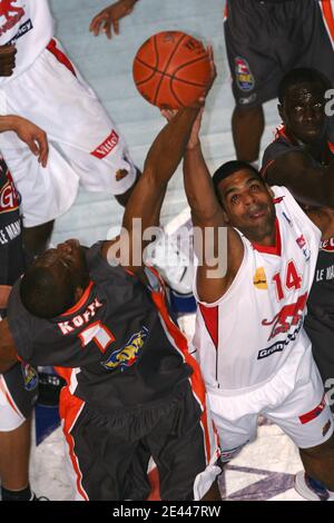 Ricardo Greer von Nancy und Koffi Amain von Le Mans während des französischen Basketballspiels Pro A, SLUC Nancy gegen MSB Le Mans am 24. April 2009 in der Jean Weille Hall in Nancy, Frankreich. Foto von Mathieu Cugnot/ABACAPRESS.COM Stockfoto