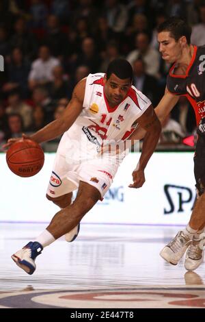 Ricardo Greer von Nancy und Jeremy Leloup von Le Mans während des französischen Basketballspiels Pro A, SLUC Nancy gegen MSB Le Mans am 24. April 2009 in der Jean Weille Hall in Nancy, Frankreich. Foto von Mathieu Cugnot/ABACAPRESS.COM Stockfoto