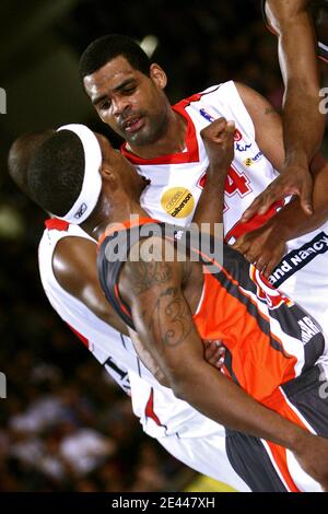 Ricardo Greer von Nancy und Bobby Dixon von Le Mans während des französischen Pro-A-Basketballspiels SLUC Nancy gegen MSB Le Mans am 24. April 2009 in der Jean Weille Hall in Nancy, Frankreich. Foto von Mathieu Cugnot/ABACAPRESS.COM Stockfoto