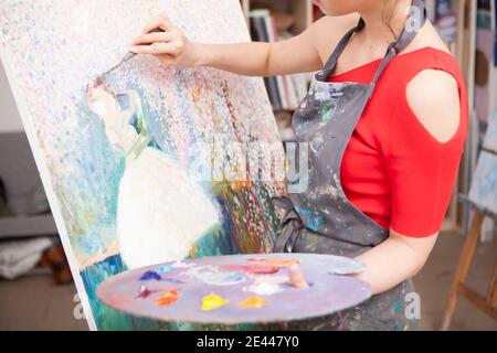 Unverkennbare Malerin, die in ihrem Atelier ein Kunstwerk zeichnet. Kunst, Imagination Konzept Stockfoto