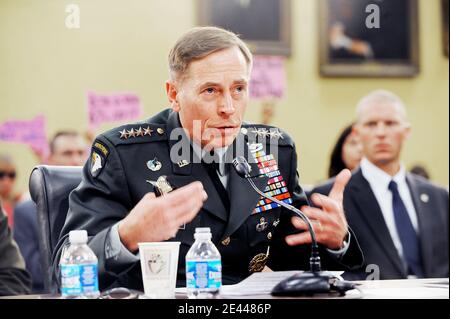 Mitglieder von Code Pink protestieren als Kommandant des US-Zentralkommandos General David Petraeus bezeugt während einer Anhörung vor dem Unterausschuss für Militärbau, Veteranenangelegenheiten und verwandte Agenturen des House Appropriations Committee auf dem Capitol Hill in Washington, DC, USA am 24. April 2009. Foto von Olivier Douliery/ABACAPRESS.COM Stockfoto