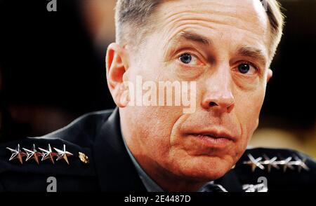 Der Kommandeur des US-Zentralkommandos, General David Petraeus, bezeugt während einer Anhörung vor dem Unterausschuss für Militärbau, Veteranenangelegenheiten und verwandte Agenturen des Haushaltsausschusses auf dem Kapitolshügel in Washington, DC, USA am 24. April 2009. Foto von Olivier Douliery/ABACAPRESS.COM Stockfoto