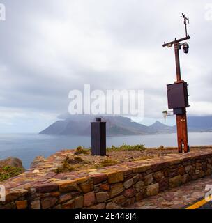 Chapman's Peak - Kapstadt, Südafrika - 19-01-2021 Blick auf die Straße vom Chapmans Peak Drive. Holzpfosten und Ausrüstung auf der Seite der Straße. Stockfoto