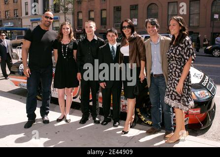 (L-R) Producer Dwayne Johnson, Annabeth Barnes, Brandon Warren, Joshua Hobson, Dany Garcia und Marshall Curry posieren bei der Premiere von 'Racing Dreams' während des Tribeca Film Festivals 2009 am 25. April 2009 im SVA Theater in New York City, NY, USA. Foto von Donna ward/ABACAPRESS.COM Stockfoto