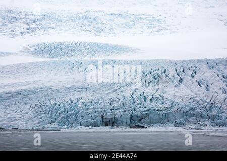 Spektakuläre Landschaft der gefrorenen Küste mit Eis und Schnee in Winter in Island Stockfoto