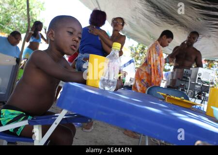 Les Guadeloupeens se retrouvent sur les plages pour quelques jours de camping en famille pendant le week-end de Paques et la fin du Careme, a Bois Jolan pres de Sainte Anne, Guadeloupe, France le 11 Avril, 2009. CE week-end les derniers grevistes ne font plus greve. Foto Julien Tack/ABACAPRESS.COM Stockfoto