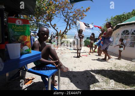 Les Guadeloupeens se retrouvent sur les plages pour quelques jours de camping en famille pendant le week-end de Paques et la fin du Careme, a Bois Jolan pres de Sainte Anne, Guadeloupe, France le 11 Avril, 2009. CE week-end les derniers grevistes ne font plus greve. Foto Julien Tack/ABACAPRESS.COM Stockfoto