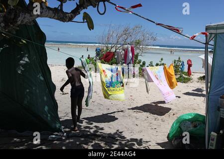 Les Guadeloupeens se retrouvent sur les plages pour quelques jours de camping en famille pendant le week-end de Paques et la fin du Careme, a Bois Jolan pres de Sainte Anne, Guadeloupe, France le 11 Avril, 2009. CE week-end les derniers grevistes ne font plus greve. Foto Julien Tack/ABACAPRESS.COM Stockfoto