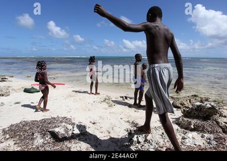 Les Guadeloupeens se retrouvent sur les plages pour quelques jours de camping en famille pendant le week-end de Paques et la fin du Careme, a Bois Jolan pres de Sainte Anne, Guadeloupe, France le 11 Avril, 2009. CE week-end les derniers grevistes ne font plus greve. Foto Julien Tack/ABACAPRESS.COM Stockfoto