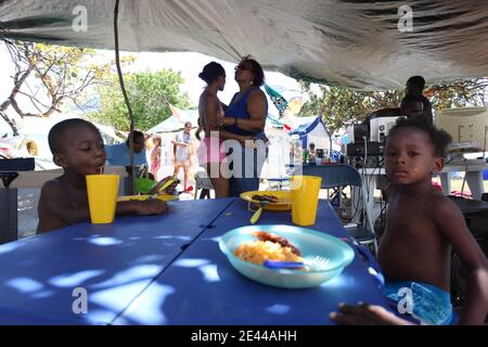 Les Guadeloupeens se retrouvent sur les plages pour quelques jours de camping en famille pendant le week-end de Paques et la fin du Careme, a Bois Jolan pres de Sainte Anne, Guadeloupe, France le 11 Avril, 2009. CE week-end les derniers grevistes ne font plus greve. Foto Julien Tack/ABACAPRESS.COM Stockfoto