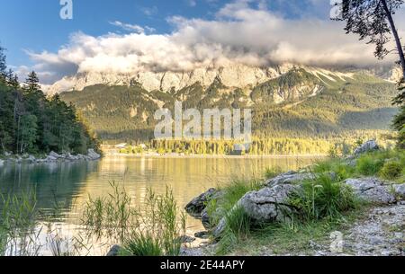 Eibsee Blick auf schweren Nebel Zugspitze im Spätsommer Nachmittag in Deutschland Stockfoto