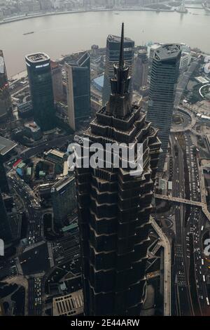 Von oben Luftaufnahme des berühmten Wahrzeichen Wolkenkratzers Jin Mao Turm inmitten zeitgemäßer Hochhäuser am Flussufer In Shanghai Stockfoto