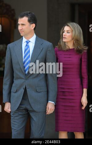 Die spanische Prinzessin Letizia und Prinz Felipe überprüfen am 27. April 2009 die Ehrenwache im El Pardo Palast in Madrid. Foto von Thierry Orban/ABACAPRESS.COM Stockfoto