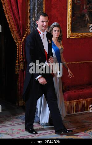 Der spanische Kronprinz Felipe de Bourbon und Prinzessin Letizia kommen am 27. April 2009 zu einem offiziellen Abendessen mit dem französischen Präsidenten und seiner Frau im Zarzuela-Palast in Madrid, Spanien, an. Foto von Thierry Orban/ABACAPRESS.COM Stockfoto