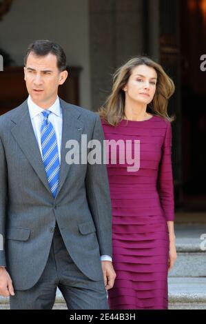 Die spanische Prinzessin Letizia und Prinz Felipe überprüfen am 27. April 2009 die Ehrenwache im El Pardo Palast in Madrid. Foto von Thierry Orban/ABACAPRESS.COM Stockfoto