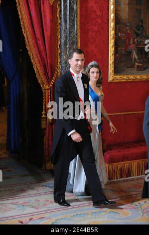 Der spanische Kronprinz Felipe de Bourbon und Prinzessin Letizia kommen am 27. April 2009 zu einem offiziellen Abendessen mit dem französischen Präsidenten und seiner Frau im Zarzuela-Palast in Madrid, Spanien, an. Foto von Thierry Orban/ABACAPRESS.COM Stockfoto