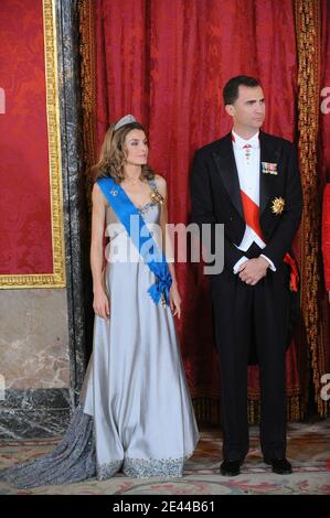 Die spanische Prinzessin Letizia und Kronprinz Felipe de Bourbon erhalten am 27. April 2009 ein offizielles Abendessen mit dem französischen Präsidenten und seiner Frau im Zarzuela-Palast in Madrid, Spanien. Foto von Thierry Orban/ABACAPRESS.COM Stockfoto