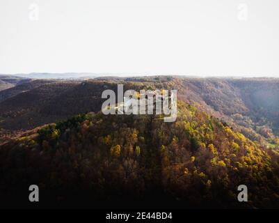 Panoramablick auf Burgruine Hohenneuffen Burgruine auf der Spitze Hügel bei Neuffen Esslingen Stuttgart Baden-Württemberg Deutschland Europa im Herbst Fallen Stockfoto