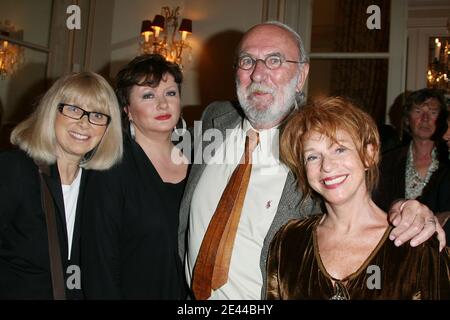 (L-R) Mireille Darc, Catherine Jacob, Jean-Pierre Marielle und Frau Agathe Nathanson bei der 9. Jährlichen 'Prix Cine Roman Carte Noire' Zeremonie im Hotel Plaza Athenee in Paris, Frankreich am 27. April 2009. Foto von Denis Guignebourg/ABACAPRESS.COM Stockfoto