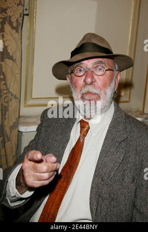 Jean-Pierre Marielle bei der 9. Jährlichen 'Prix Cine Roman Carte Noire' Zeremonie im Hotel Plaza Athenee in Paris, Frankreich am 27. April 2009. Foto von Denis Guignebourg/ABACAPRESS.COM Stockfoto