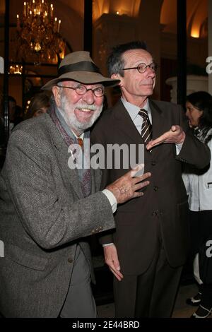 Jean-Pierre Marielle und Patrice Leconte beim 9. Jährlichen Prix Cine Roman Carte Noire, der am 27. April 2009 im Hotel Plaza Athenee in Paris, Frankreich, stattfand. Foto von Denis Guignebourg/ABACAPRESS.COM Stockfoto