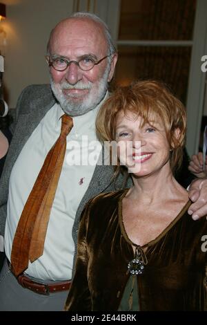 Jean-Pierre Marielle und seine Frau Agathe Natanson bei der 9. Jährlichen 'Prix Cine Roman Carte Noire' Zeremonie im Hotel Plaza Athenee in Paris, Frankreich am 27. April 2009. Foto von Denis Guignebourg/ABACAPRESS.COM Stockfoto