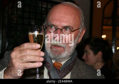 Jean-Pierre Marielle bei der 9. Jährlichen 'Prix Cine Roman Carte Noire' Zeremonie im Hotel Plaza Athenee in Paris, Frankreich am 27. April 2009. Foto von Denis Guignebourg/ABACAPRESS.COM Stockfoto