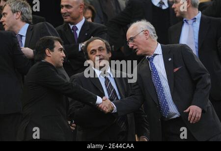 Barcelona-Präsident Joan Laport, UEFA-Präsident Michel Plantini und Chelsea-Vorsitzender mit Bruce Buck während der UEFA Champions League, Halbfinale, erste Etappe, Barcelona gegen Chelsea im Nou Camp Stadion in Barcelona, Spanien am 28. April 2009. Das Spiel endete in einem Unentschieden von 20-0. Foto von Steeve McMay/ABACAPRESS.COM Stockfoto