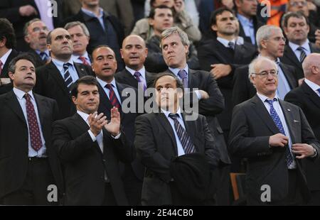 Barcelona-Präsident Joan Laport, UEFA-Präsident Michel Plantini und Chelsea-Vorsitzender mit Bruce Buck während der UEFA Champions League, Halbfinale, erste Etappe, Barcelona gegen Chelsea im Nou Camp Stadion in Barcelona, Spanien am 28. April 2009. Das Spiel endete in einem Unentschieden von 20-0. Foto von Steeve McMay/ABACAPRESS.COM Stockfoto