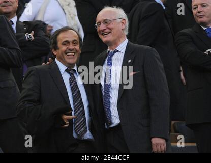 Chelsea-Vorsitzender mit Bruce Buck (rechts) und UEFA-Präsident Michel Plantini während der UEFA Champions League, Halbfinale, erste Etappe, Barcelona gegen Chelsea im Nou Camp Stadion in Barcelona, Spanien am 28. April 2009. Das Spiel endete in einem Unentschieden von 20-0. Foto von Steeve McMay/ABACAPRESS.COM Stockfoto