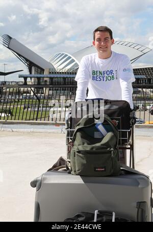 Benoit Henry alias Ben am Flughafen Lyon Satolas, um nach Australien zu fliegen, für die letzte Auswahl für den "besten Job der Welt", bestehend aus dem Watchman der hamilton Insel im Korallenriff in Australien. Benoit hat 34 000 Bewerber auf dem 7. Platz für den "besten Job der Welt", um über dem Great Barrier Reef zu leben, ausgezeichnet, bezahlt 12,000 Euro pro Monat für einen sechsmonatigen Vertrag in Australien. Lyon, Frankreich am 28. April 2009. Fotos von Vincent Dargent/ABACAPRESS.COM Stockfoto
