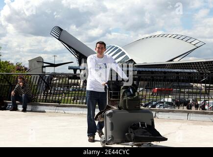 Benoit Henry alias Ben am Flughafen Lyon Satolas, um nach Australien zu fliegen, für die letzte Auswahl für den "besten Job der Welt", bestehend aus dem Watchman der hamilton Insel im Korallenriff in Australien. Benoit hat 34 000 Bewerber auf dem 7. Platz für den "besten Job der Welt", um über dem Great Barrier Reef zu leben, ausgezeichnet, bezahlt 12,000 Euro pro Monat für einen sechsmonatigen Vertrag in Australien. Lyon, Frankreich am 28. April 2009. Fotos von Vincent Dargent/ABACAPRESS.COM Stockfoto