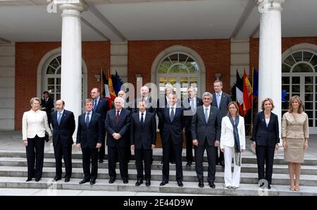 (L bis R, Front) der französische Innenminister Michele Alliot-Marie, ihr spanischer Amtskollege Afredo Rubalcaba, der französische Außenminister Bernard Kouchner, sein spanischer Amtskollege Miguel Angel Moratinos, der französische Präsident Nicolas Sarkozy, Spaniens Premierminister Jose Luis Rodriguez Zapatero, der französische Verteidigungsminister Herve Morin, sein spanischer Amtskollege Carme Chacon, Die französische Ministerin für Hochschulen und Forschung Valerie Pecresse und die spanische Ministerin für Wissenschaft und Innovation Cristina Garmendia stellen sich am 28. April 2009 im Palast Moncloa in Madrid vor den Fotografen. Foto von David Niviere/P Stockfoto