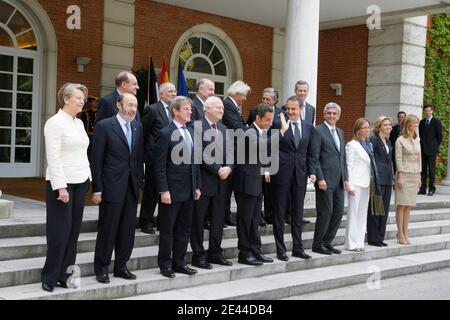 (L bis R, Front) der französische Innenminister Michele Alliot-Marie, ihr spanischer Amtskollege Afredo Rubalcaba, der französische Außenminister Bernard Kouchner, sein spanischer Amtskollege Miguel Angel Moratinos, der französische Präsident Nicolas Sarkozy, Spaniens Premierminister Jose Luis Rodriguez Zapatero, der französische Verteidigungsminister Herve Morin, sein spanischer Amtskollege Carme Chacon, Die französische Ministerin für Hochschulen und Forschung Valerie Pecresse und die spanische Ministerin für Wissenschaft und Innovation Cristina Garmendia stellen sich am 28. April 2009 im Palast Moncloa in Madrid vor den Fotografen. Foto von Ludovic/Pool/ab Stockfoto