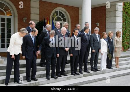 (L bis R, Front) der französische Innenminister Michele Alliot-Marie, ihr spanischer Amtskollege Afredo Rubalcaba, der französische Außenminister Bernard Kouchner, sein spanischer Amtskollege Miguel Angel Moratinos, der französische Präsident Nicolas Sarkozy, Spaniens Premierminister Jose Luis Rodriguez Zapatero, der französische Verteidigungsminister Herve Morin, sein spanischer Amtskollege Carme Chacon, Die französische Ministerin für Hochschulen und Forschung Valerie Pecresse und die spanische Ministerin für Wissenschaft und Innovation Cristina Garmendia stellen sich am 28. April 2009 im Palast Moncloa in Madrid vor den Fotografen. Foto von Ludovic/Pool/ab Stockfoto