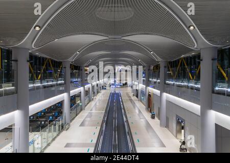 Leerer Flughafen während der Corona (Covid-19)-Pandemie bei Nacht, Istanbul Airport, Türkei Stockfoto