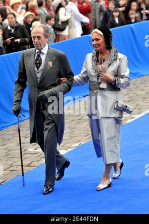 Der Graf von Paris Henri von Orleans und die Ehefrau Micaela Cousino besuchen die Hochzeit von Philomena De Tornos und Jean von Orleans in der Senlis Kathedrale am 2. Mai 2009 in Senlis, Frankreich. Foto von Gorassini-Mousse/ABACAPRESS.COM Stockfoto